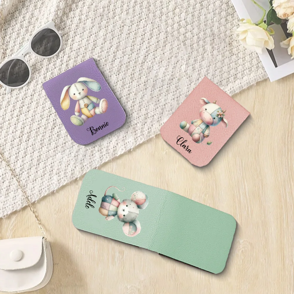 Marque-page avec nom avec jouet mignon, marque-page personnalisé en cuir avec fleur de naissance, marque-page magnétique personnalisé, cadeau d'anniversaire pour amoureux des livres, 1 pièce
