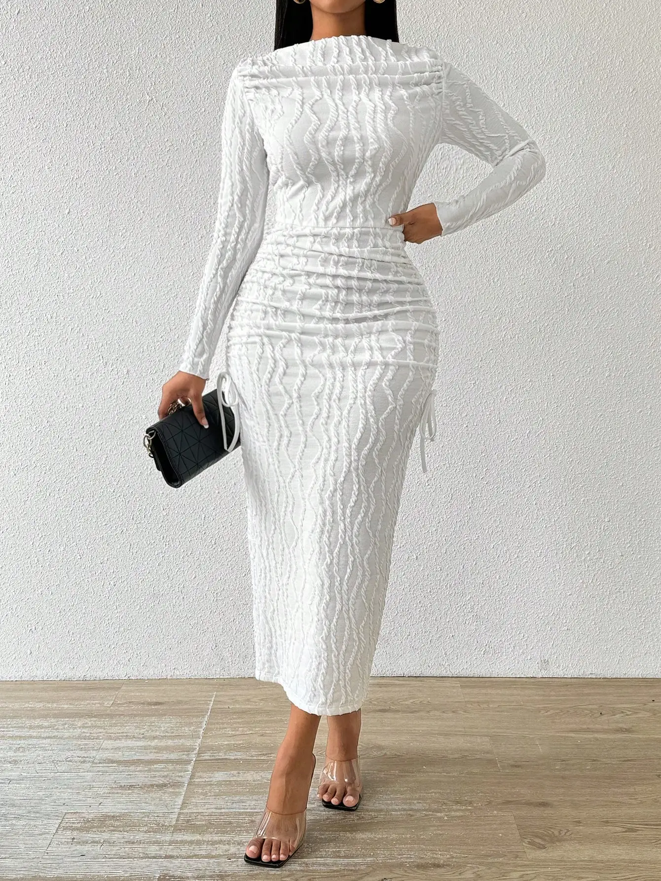 

Белое фактурное трикотажное платье миди с вырезом-лодочкой, драпировкой на талии и завязками по бокам