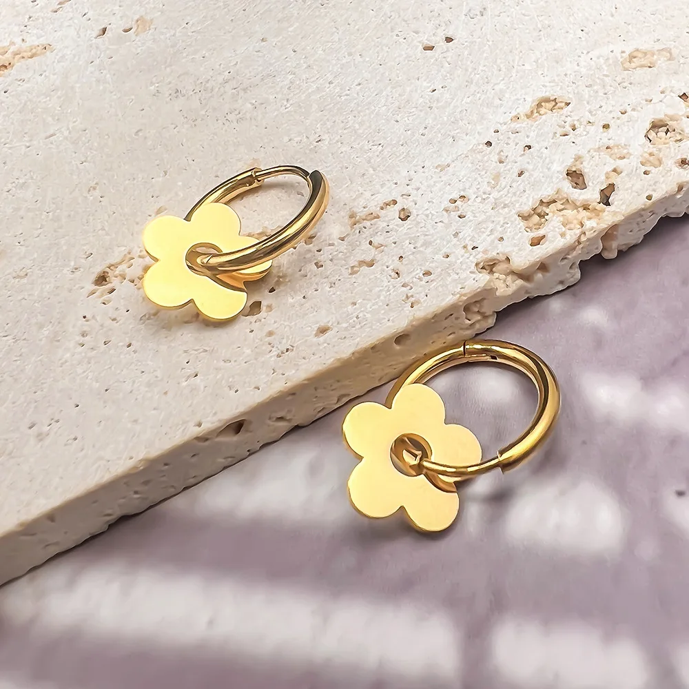 أقراط من الفولاذ المقاوم للصدأ تميمة رائعة على شكل ورقة القيقب أقراط على الموضة أقراط كلاسيكية بسيطة للنساء مجوهرات هدايا الحفلات