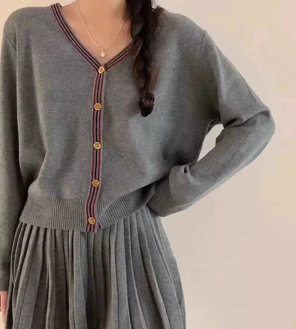 

Вязаный кардиган с v-образным вырезом и цветными краями плюс серая вязаная полуюбка, комплект из двух предметов, утолщенная длинная