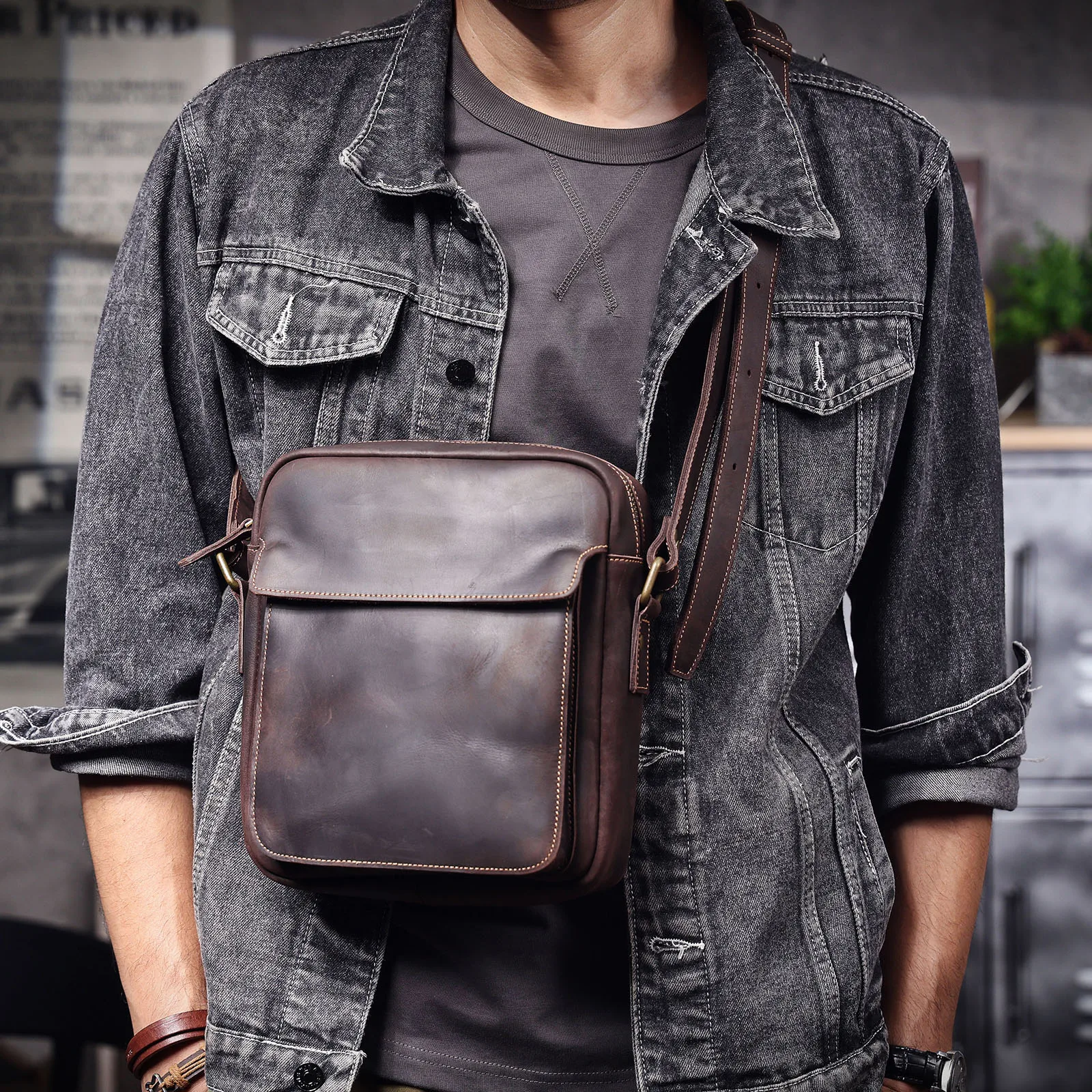 S.WORKER Vollnarbenleder Herren-Umhängetasche Vintage Crossbody Sling Bag für Männer – Detail 6
