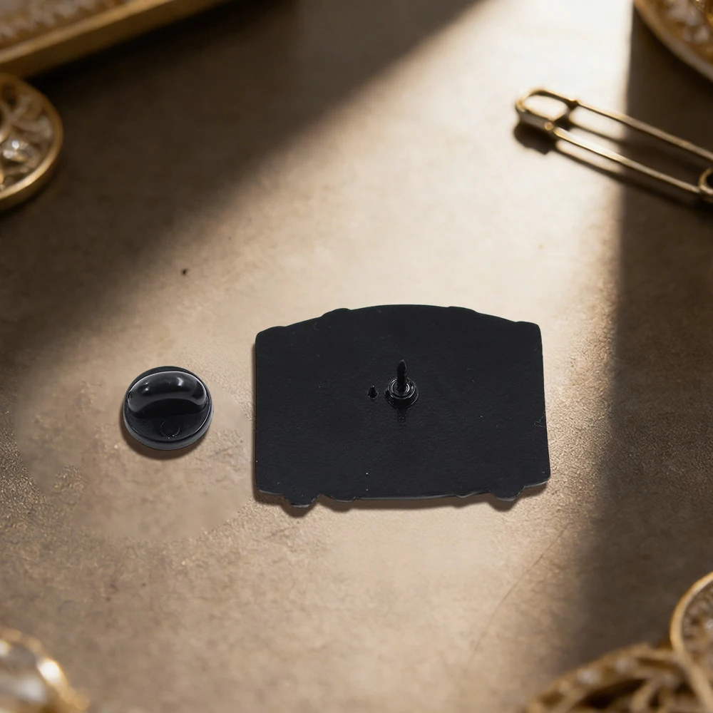 Retro Piraten-Schatztruhe-Brosche Sea of Thieves Action-Adventure-Spiel Totenkopf-Kreuzbein-Anstecknadel für Rucksäcke und Jacken – Detail 10