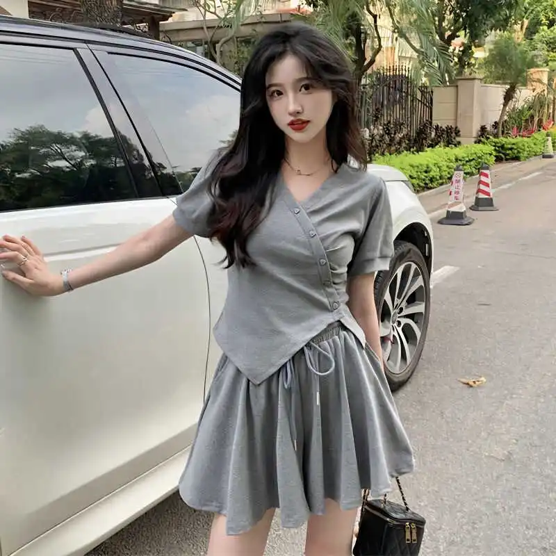 

Large size irregular short sleeved top, women's elastic waist shorts, 2024 summer new fashionable sports two-piece set