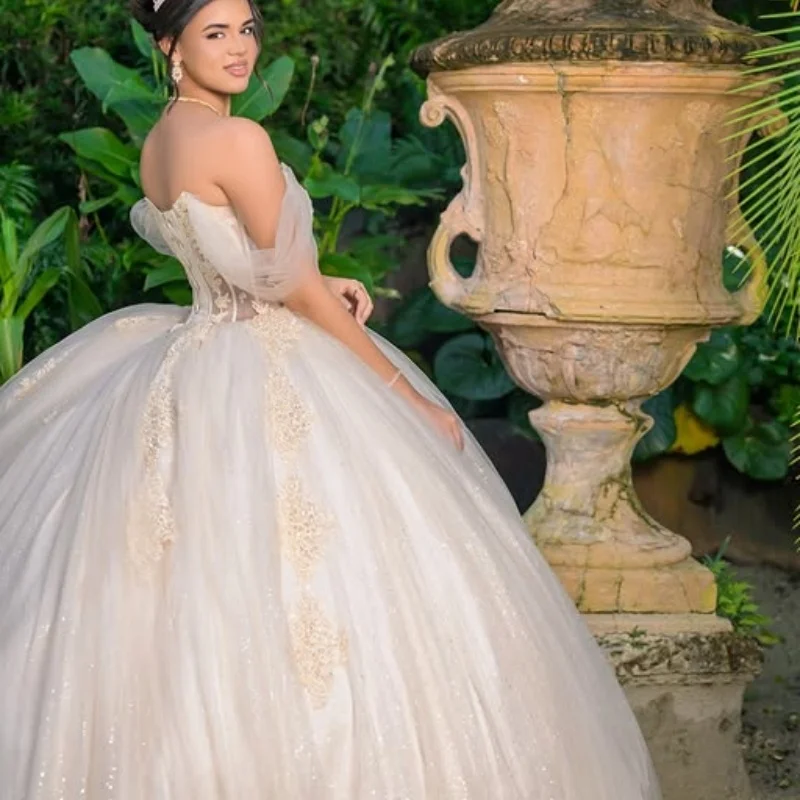 Luz personalizada champanhe quinceanera vestidos fora do ombro apliques de cristal cauda longa renda tull vestido 15 quinceanera