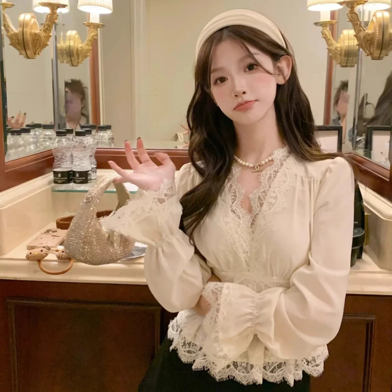 Camisas elegantes de encaje con cuello en V para mujer, Top corto ajustado con cintura suave, blusa Sexy de fiesta con manga acampanada, primavera 2025