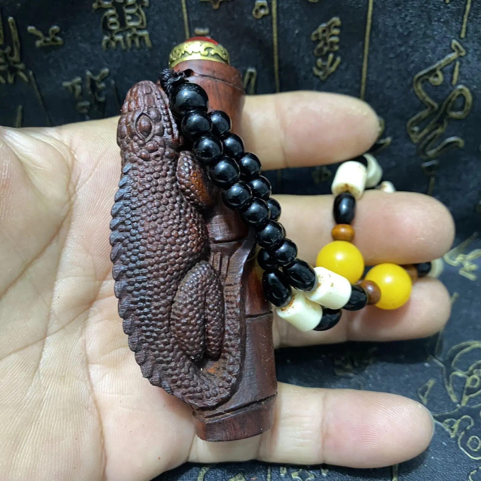 Chinese Exquisite Hand-Made Collection Hand-Painted Yellow Rosewood Snuff Bottle