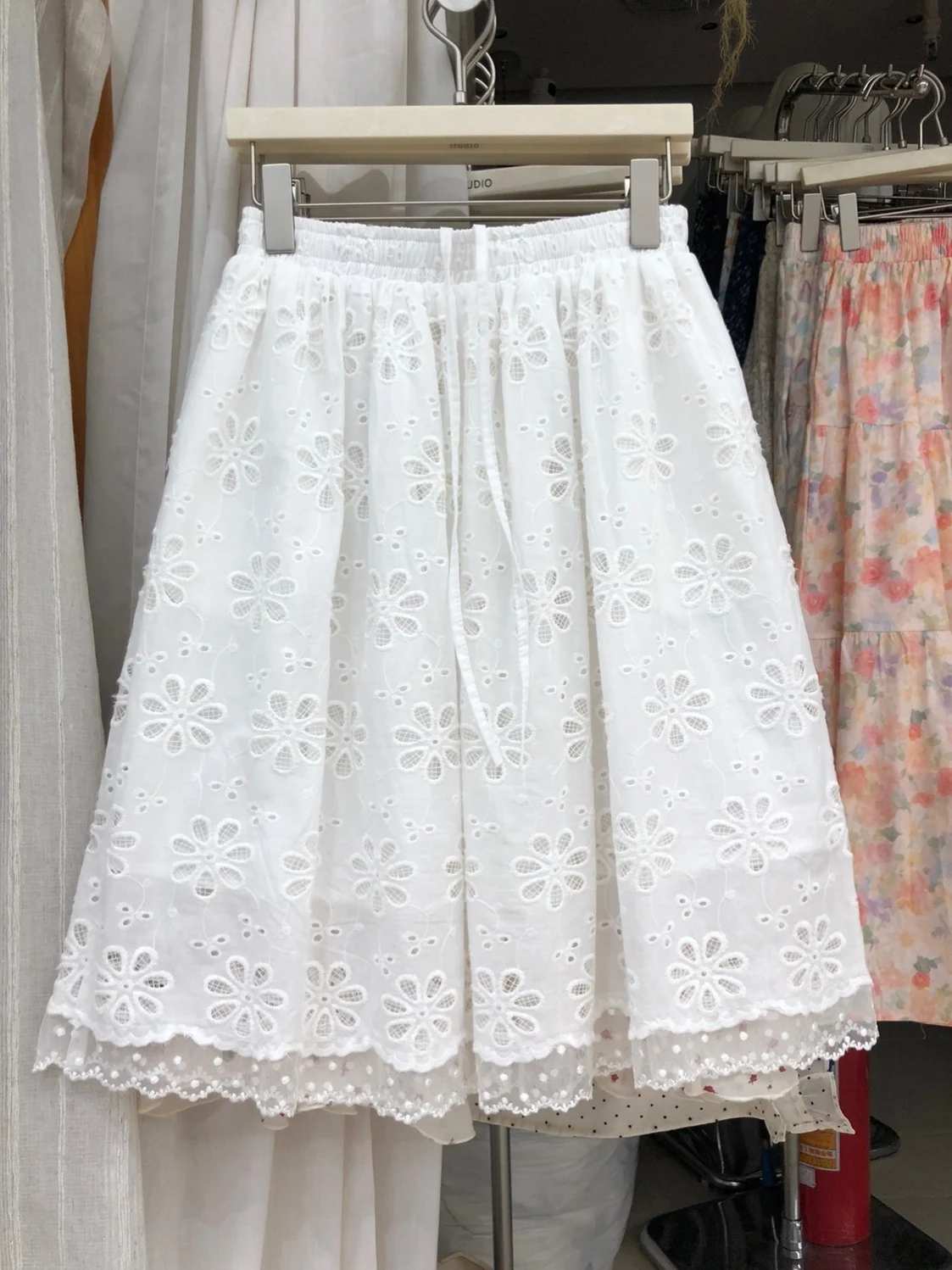 

Юбка-полусолнце в корейском стиле с вышивкой, цветочным узором и ажурным кружевом, с богатой вышивкой, фееричная, А-силуэт, с завышенной талией, из полиэфирного волокна