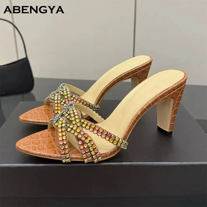 

2026 Дизайнерские кожаные тапочки с кристаллами, женские туфли-лодочки с открытым носком, модельные шлепанцы на высоком каблуке со стразами, летние вечерние свадебные туфли, женские туфли