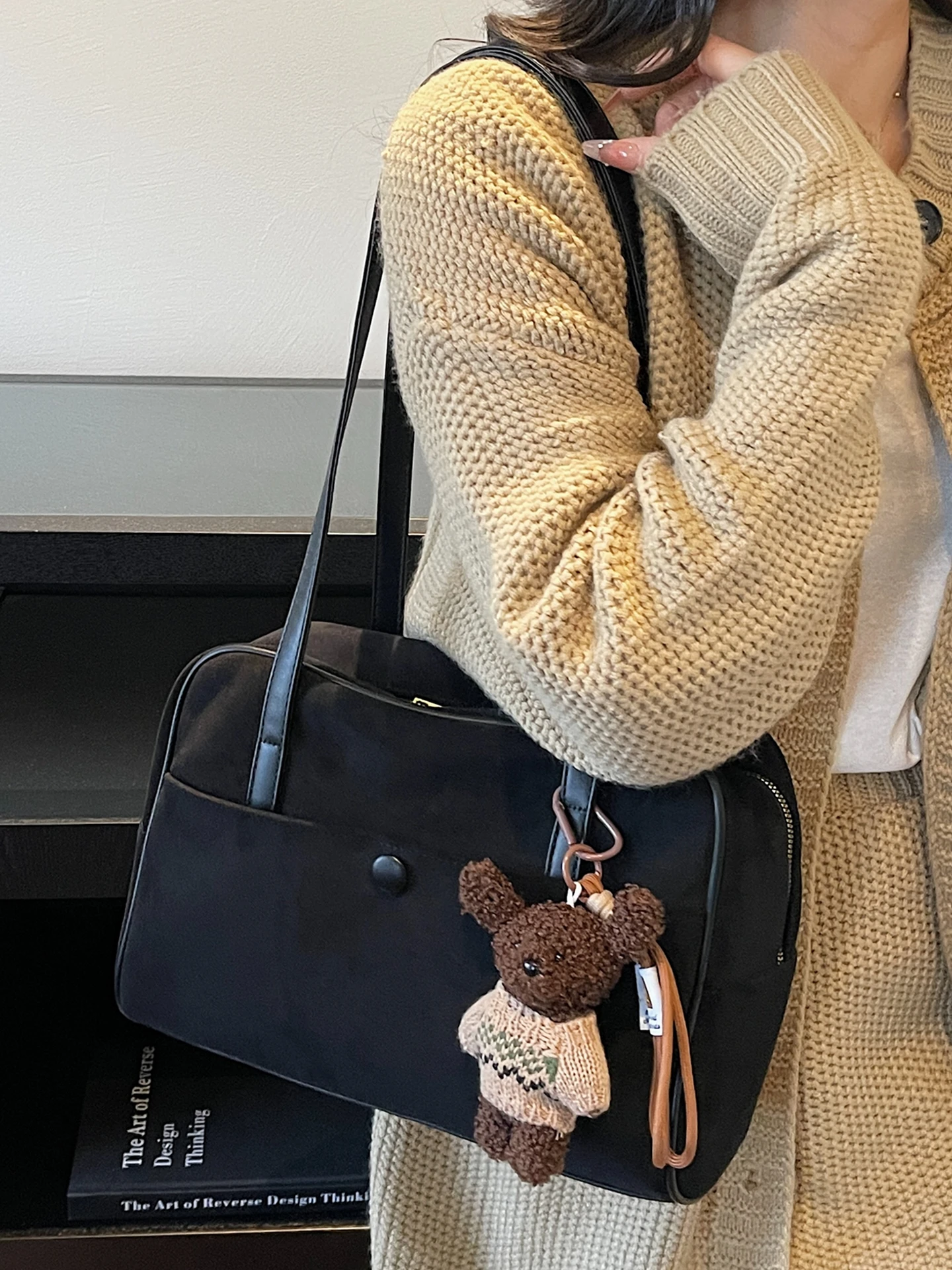 

Вместительная замшевая сумка-боулинг через плечо, модная универсальная сумка для работы с одним ремнем, новинка 2025 года