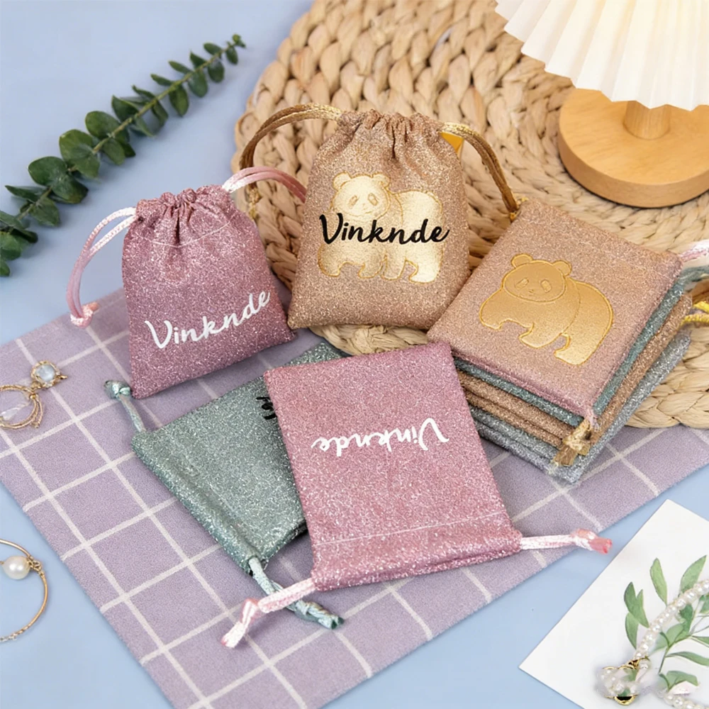

50/100 шт. Мешочки для хранения из блестящей замшевой ткани с индивидуальным логотипом, на завязках, для украшений, косметики, ключей, подарочная упаковка