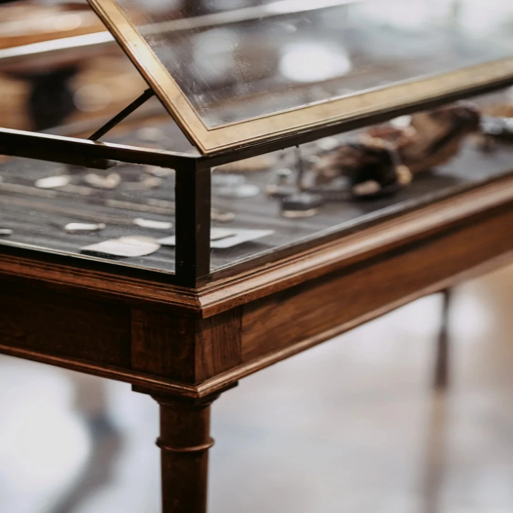 Custom.Art Deco Glass Display Cabinet for High - End Retail Creative and Unique Jewelry showcase