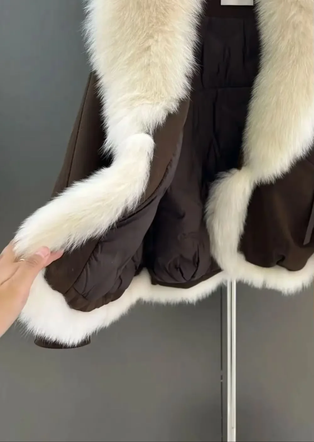 

New autumn and winter thick and warm woolen V-neck jacket, fur coat, winter warm cotton-padded down jacket