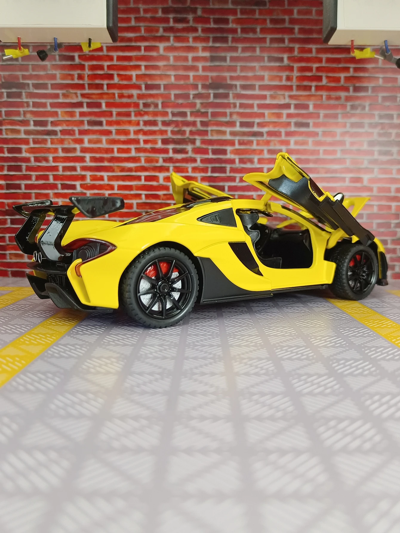 سيارة سبيكة Supercar 1:24 P1، مع بابين يمكن فتحها، عبارة عن مجموعة زينة هدايا سيارات لعبة صوتية ومرئية للأطفال #4