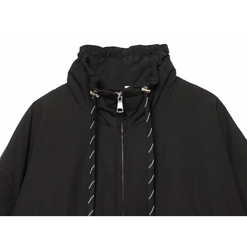 Neue wasserabweisende, wattierte Damenjacke mit Stehkragen, Kordelzug am Saum, Reißverschluss, losen langen Ärmeln, Taschen und kurzem Schnitt aus Baumwolle. – Detail 17