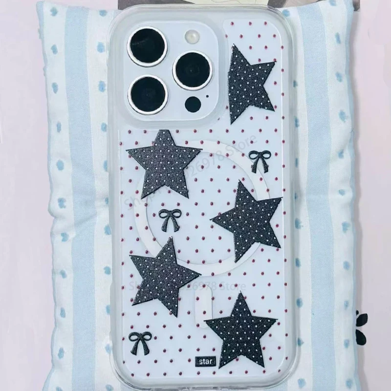 Funda magnética para teléfono con diseño de estrellas negras y lunares rojos, compatible con MagSafe, para iPhone DUO 18, 17, AIR 16, 11, 12, 13, 14, 15, Pro Max y Plus. Cubierta con acabado mate.