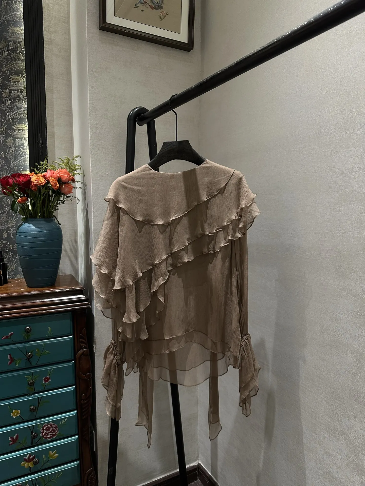 2026 summer new round neck long sleeved solid color lace up design shirt