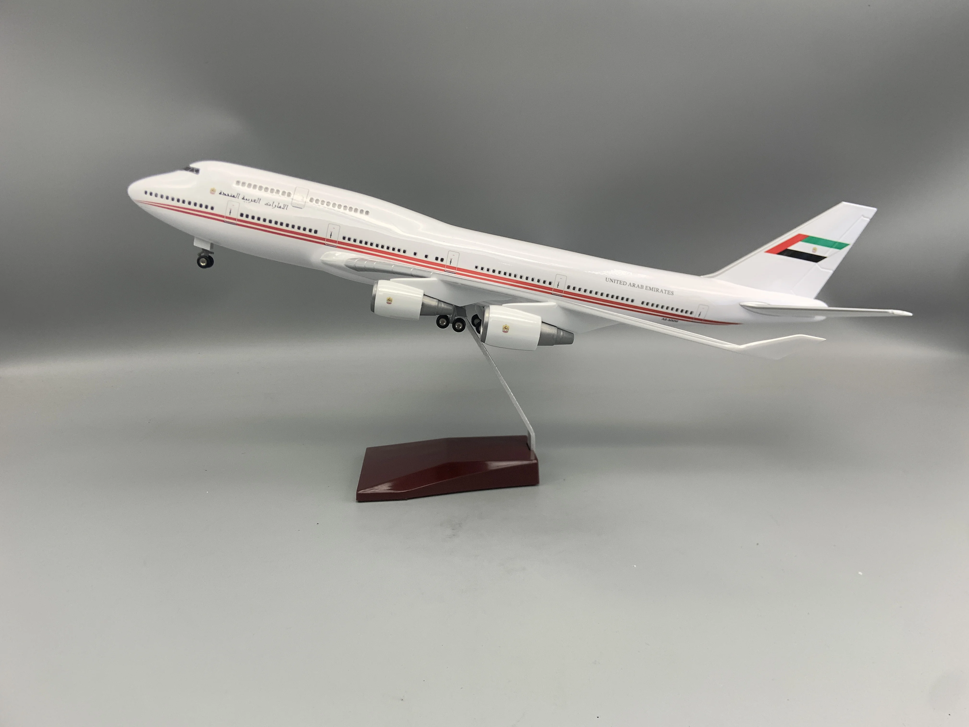 

Boutique Decoration 47cm Scale B747 UAE presidential plane Model W Landing Gear Wheel Light Resin Collected Gift By Aviation