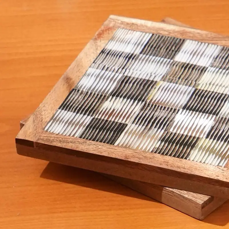 مجموعة من قواعدين على شكل قرن مع حواف من خشب الساج