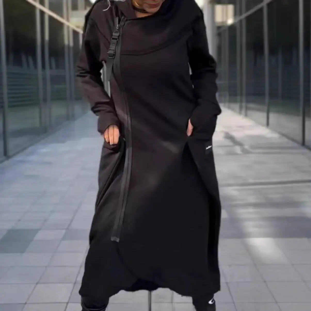 سترة طويلة غير منتظمة للنساء لخريف وشتاء 2025 بلون سادة وجيب بسحاب