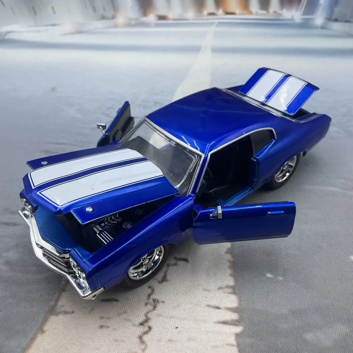 1/24 Fast and Furious Don Drives A Chevrolet S Alloy Model and Presents A Child Gift