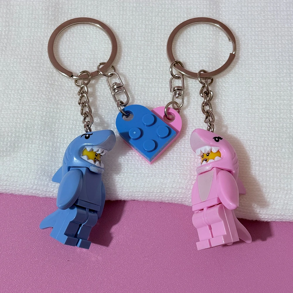 2 peças Chaveiro de Casal de Tubarões Rosa e Azul em Desenho Animado, com Blocos de Montar em Formato de Coração, Pingente para Mochila, Presente para Amigos