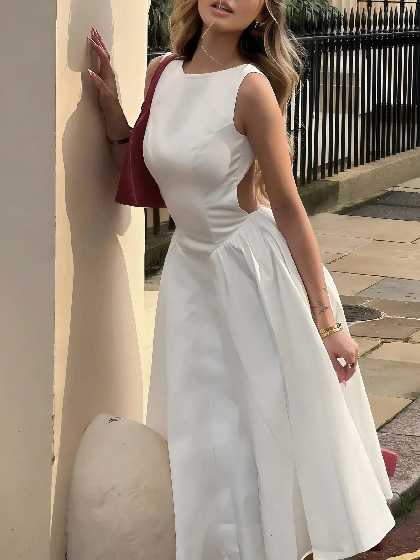

Белое макси-платье без рукавов с боковыми вырезами, приталенной талией и юбкой А-силуэта для официальных летних мероприятий