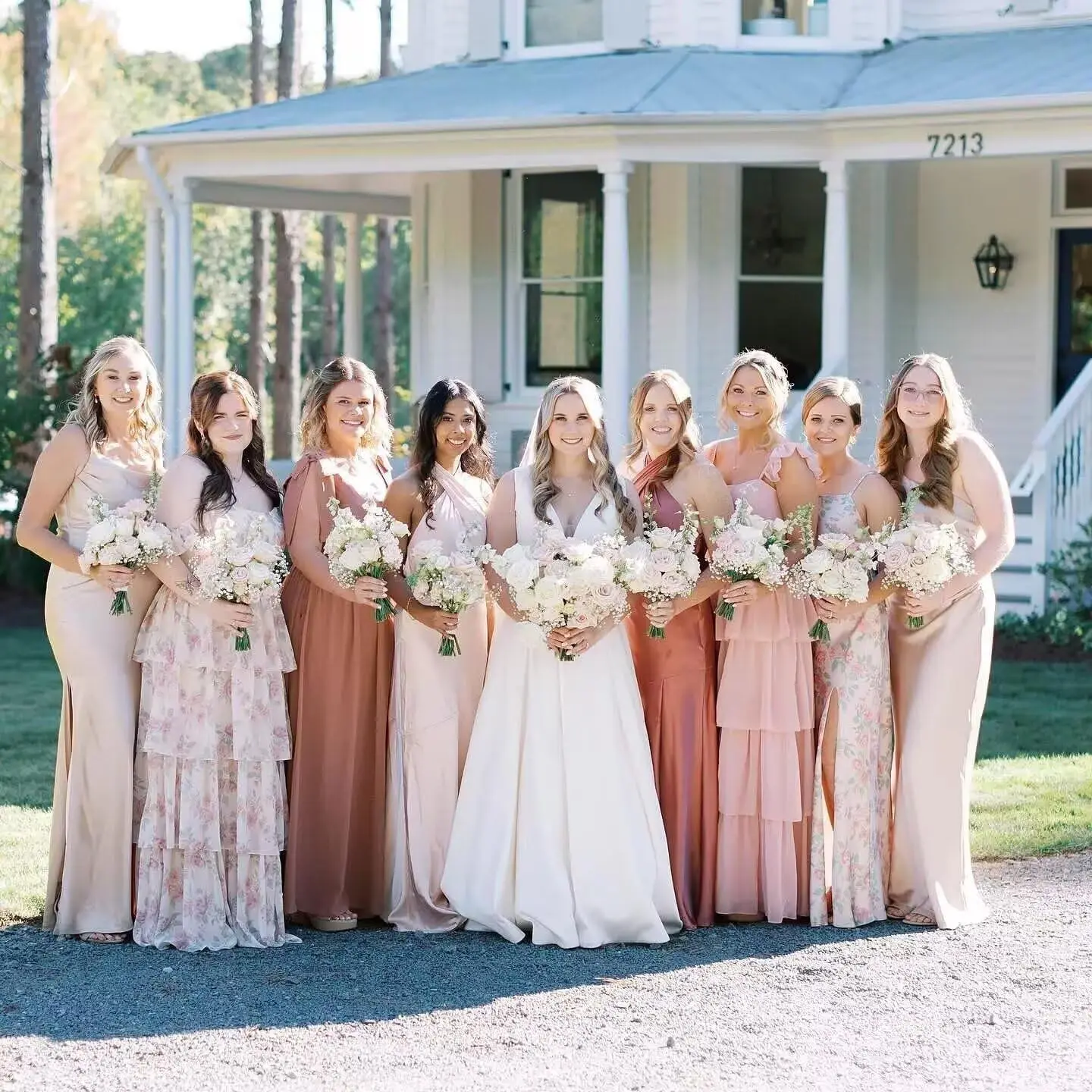 فستان وصيفة العروس طويل بطبقات على شكل حرف a للنساء من الشيفون فستان سهرة رسمي مع شق أنيق للنساء فستان بحمالات مكشكش