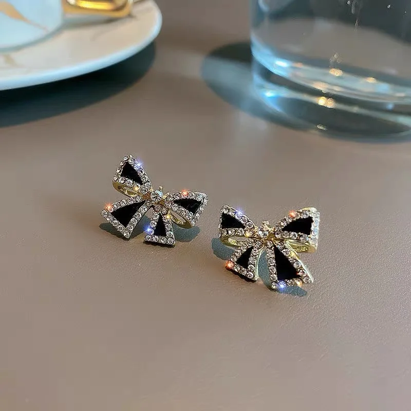 2023 Fashion Korean Earring Manufacturers Sell Bow Knot Autumn Winter Crystal New Fashion Simple Small Delicate Earrings Bangtan