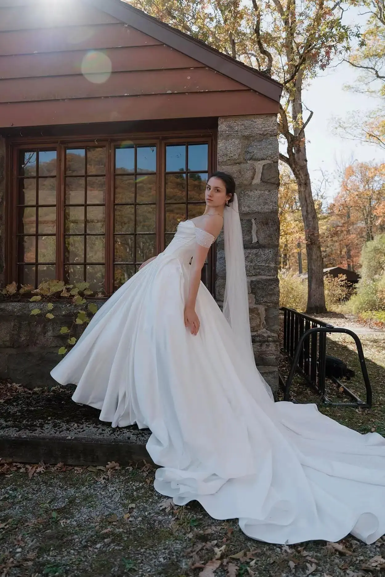 Abiti da sposa con perle con spalle scoperte per la sposa Abito da ballo da sposa plissettato in raso a trapezio con scollo a cuore