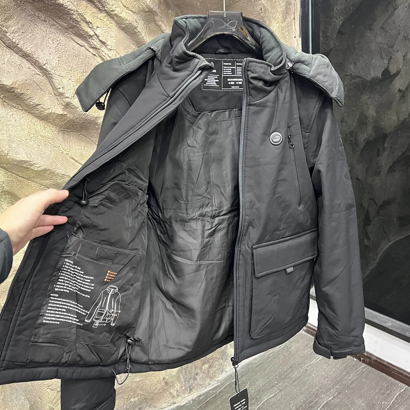 เสื้อแจ็คเก็ตผ้าฝ้ายอุ่นพร้อมฮู้ด ขนาดใหญ่ ให้ความอบอุ่นสำหรับฤดูหนาว เสื้อผ้าลำลองผู้ชาย ทรงพอดีตัว ผลิตจากเส้นใยโพลีเอสเตอร์ แขนยาว