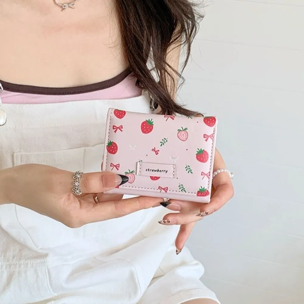 Dompet Lipat Tiga Motif Stroberi Fashion, Dompet Kulit PU Motif Pita, Tempat Kartu Lipat Multi-Slot untuk Sehari-hari