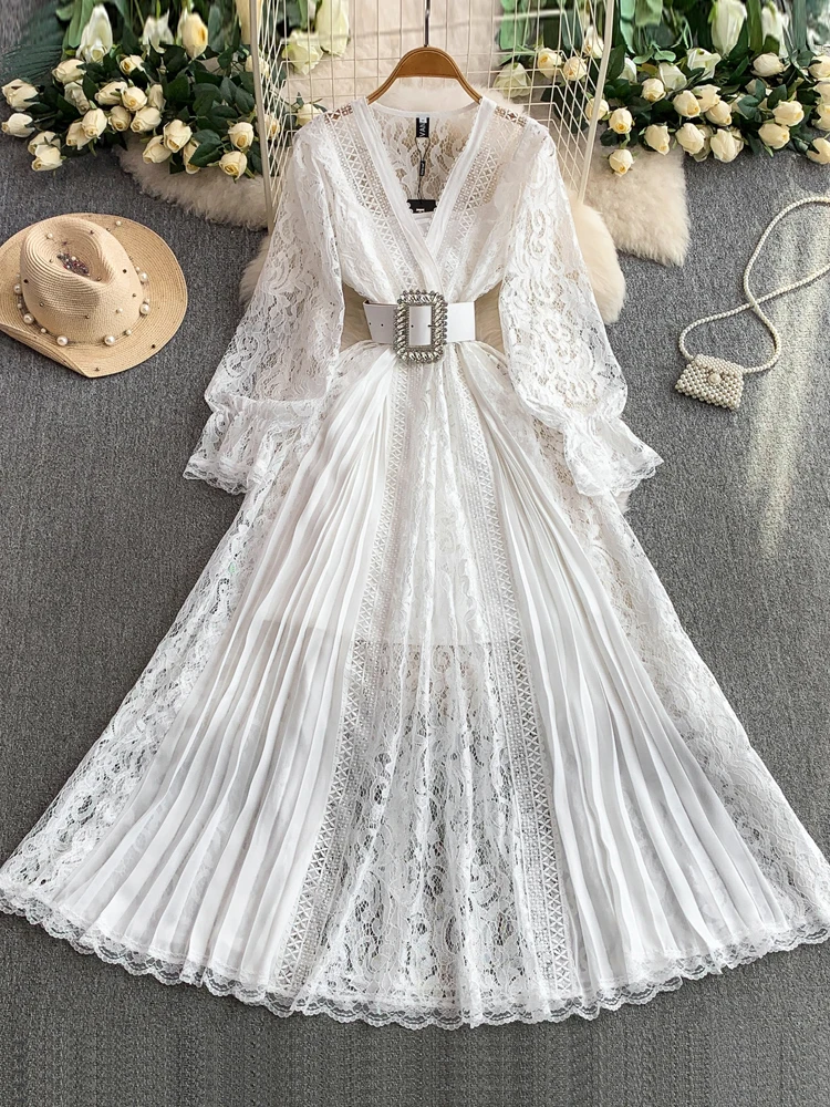 럭셔리 비치 브이넥 레이스 패치워크 드레스 여성용 2026 봄 여름 화이트 플리츠 시스루 미디 드레스 벨트 포함 INKEO 5D263