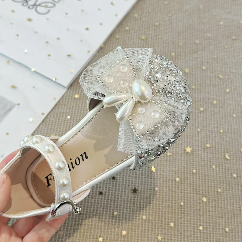 2024 estate nuovi sandali da principessa per bambini per ragazze moda Bowknot Sweet Pearl Temperamental Party Shoes morbidi appartamenti antiscivolo