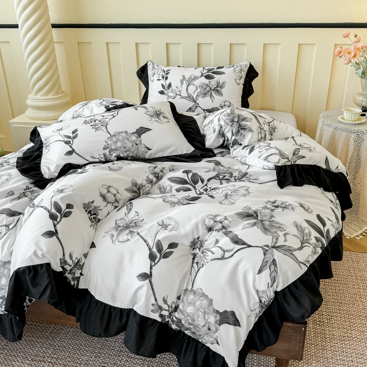 

Винтажный комплект постельного белья с цветочным узором - белый пододеяльник с растительным принтом и эффектными черными оборками, комплект постельного белья в стиле французского кантри, подходит для спальни/общежития/гостевой комнаты, дышащий и комфортны
