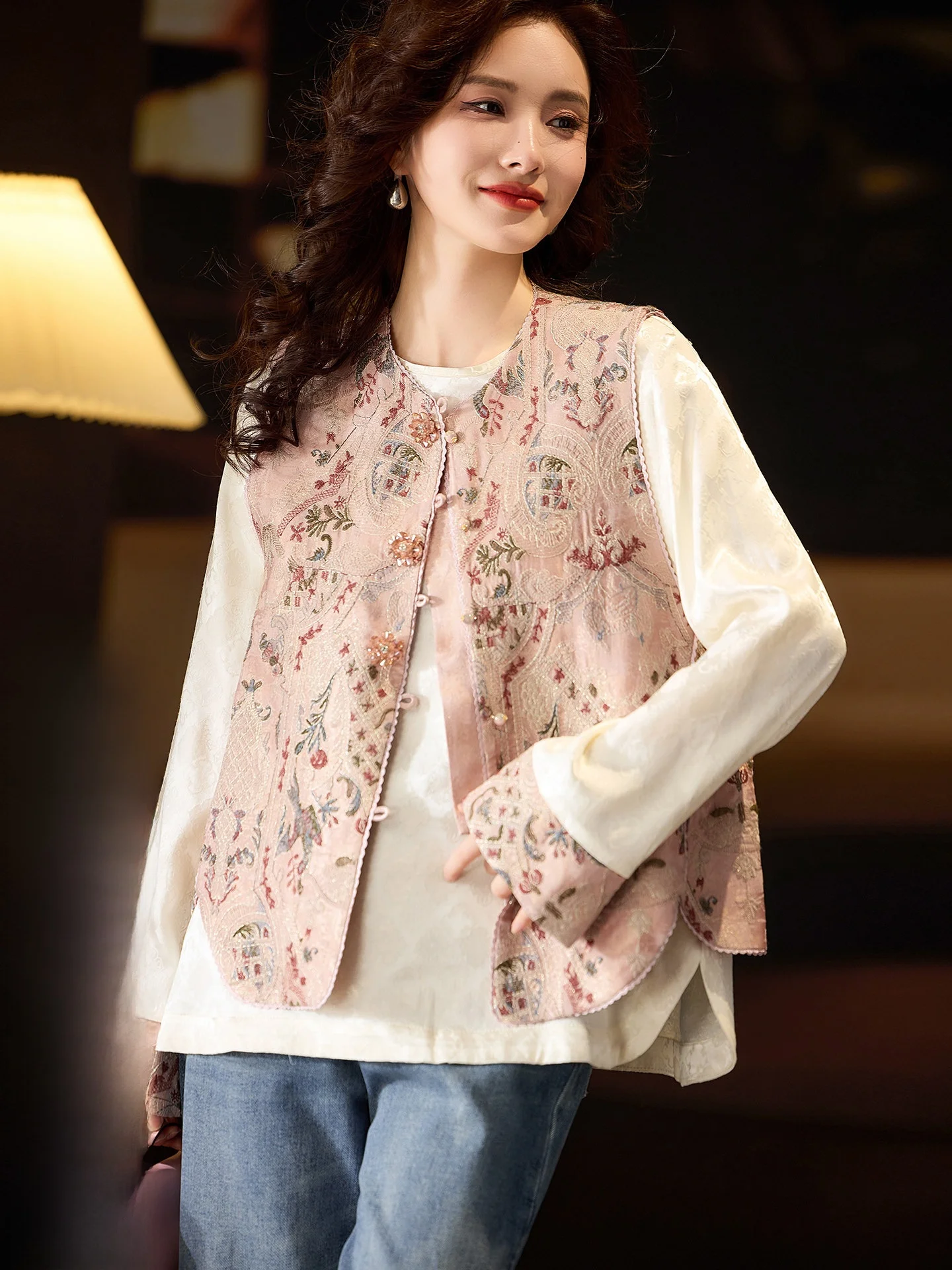

Новая женская свободная жилетка 2026 года с вышивкой, традиционный китайский стиль, цветочный узор, V-образный вырез, повседневная верхняя одежда, жилет