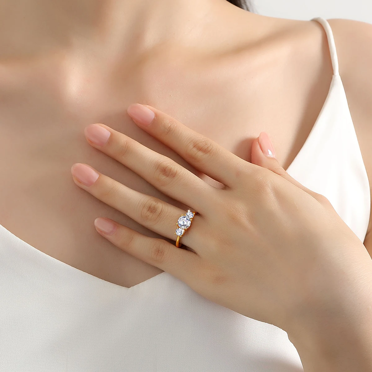 

Кольцо из золота 14 карат с тремя камнями: муассанит и бриллиант. Современное женское обручальное кольцо класса люкс. Оригинальное, сертифицированное. Тренд 2025 года. Свадебные украшения.