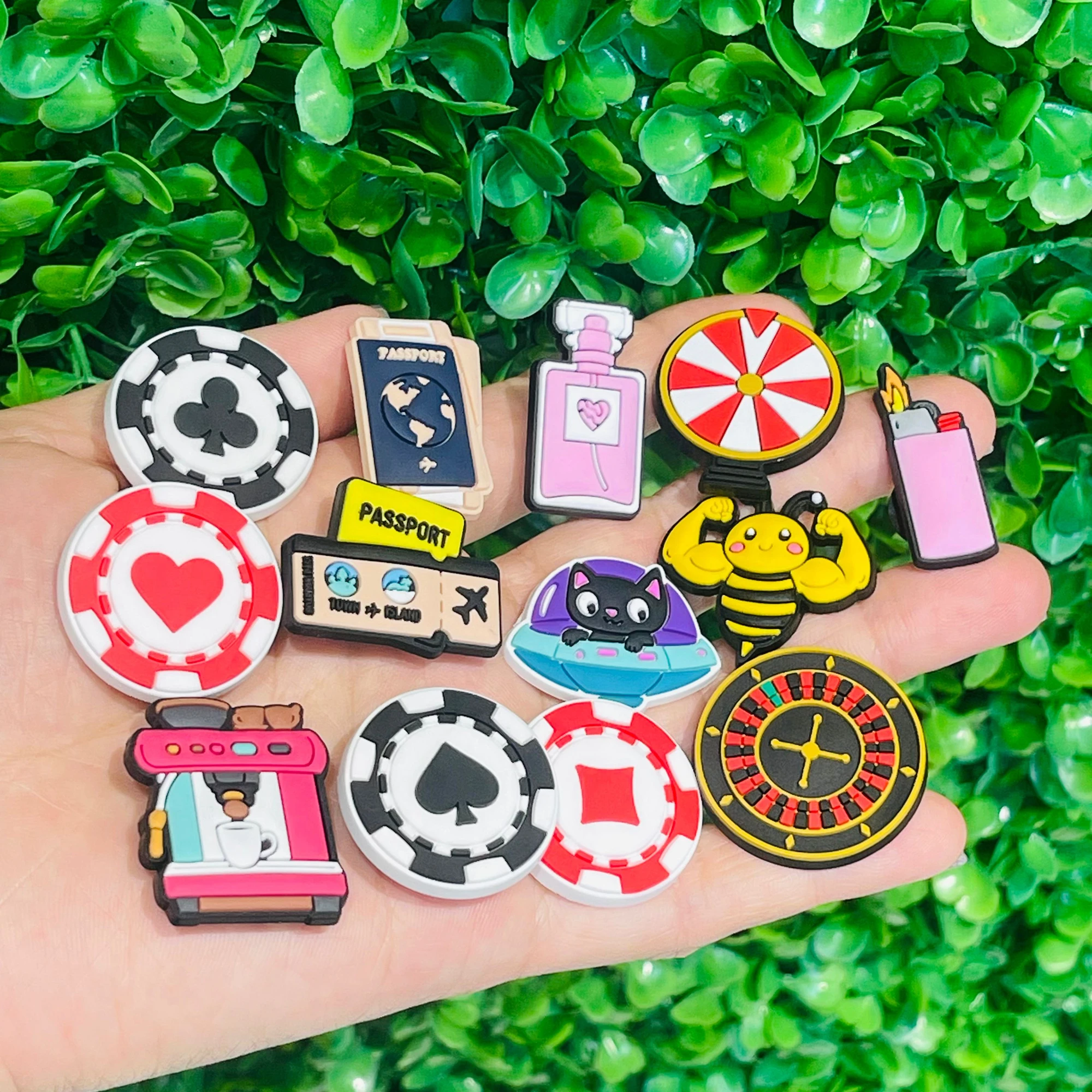 13-50 Stück Kaffeemaschinen- und Muskelbienen-PVC-Schuh-Charms, Dartboard-Sandalen-Button-Dekorationen, passend für Herren-Partygeschenke