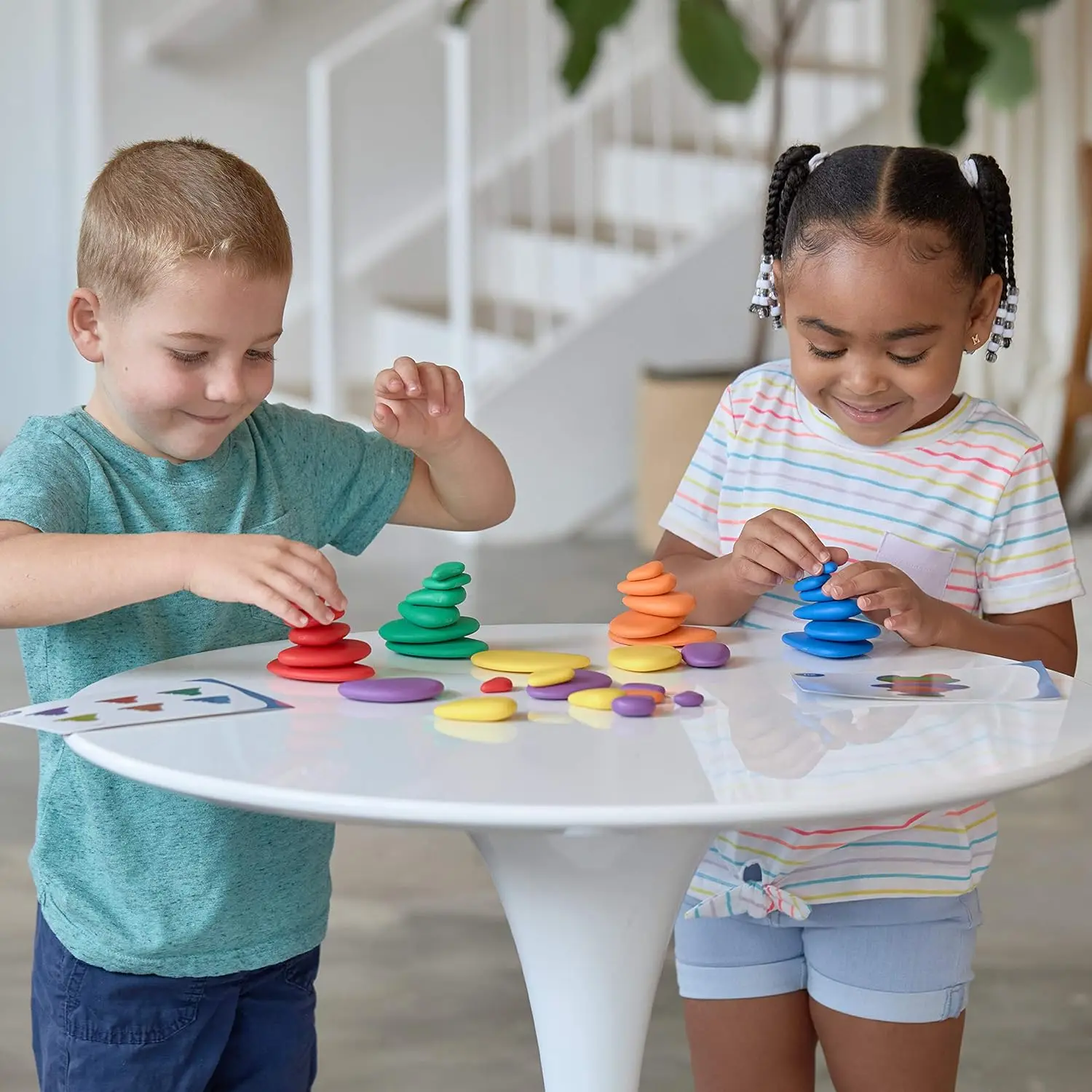 Conjunto de 36 pedras de classificação e empilhamento com 20 cartões de atividades - em brinquedo de aprendizagem em casa para matemática precoce
