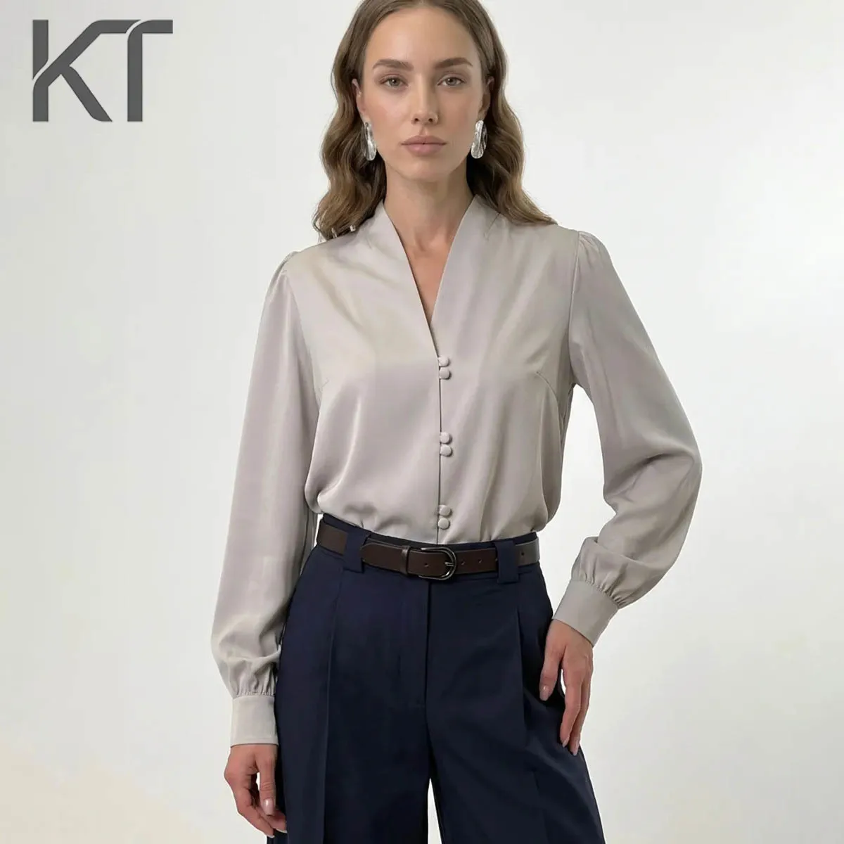 

Женская атласная блузка KT 2026 Весна-Лето с V-образным вырезом, на пуговицах, с длинными рукавами и пышными плечами, повседневный топ для офиса