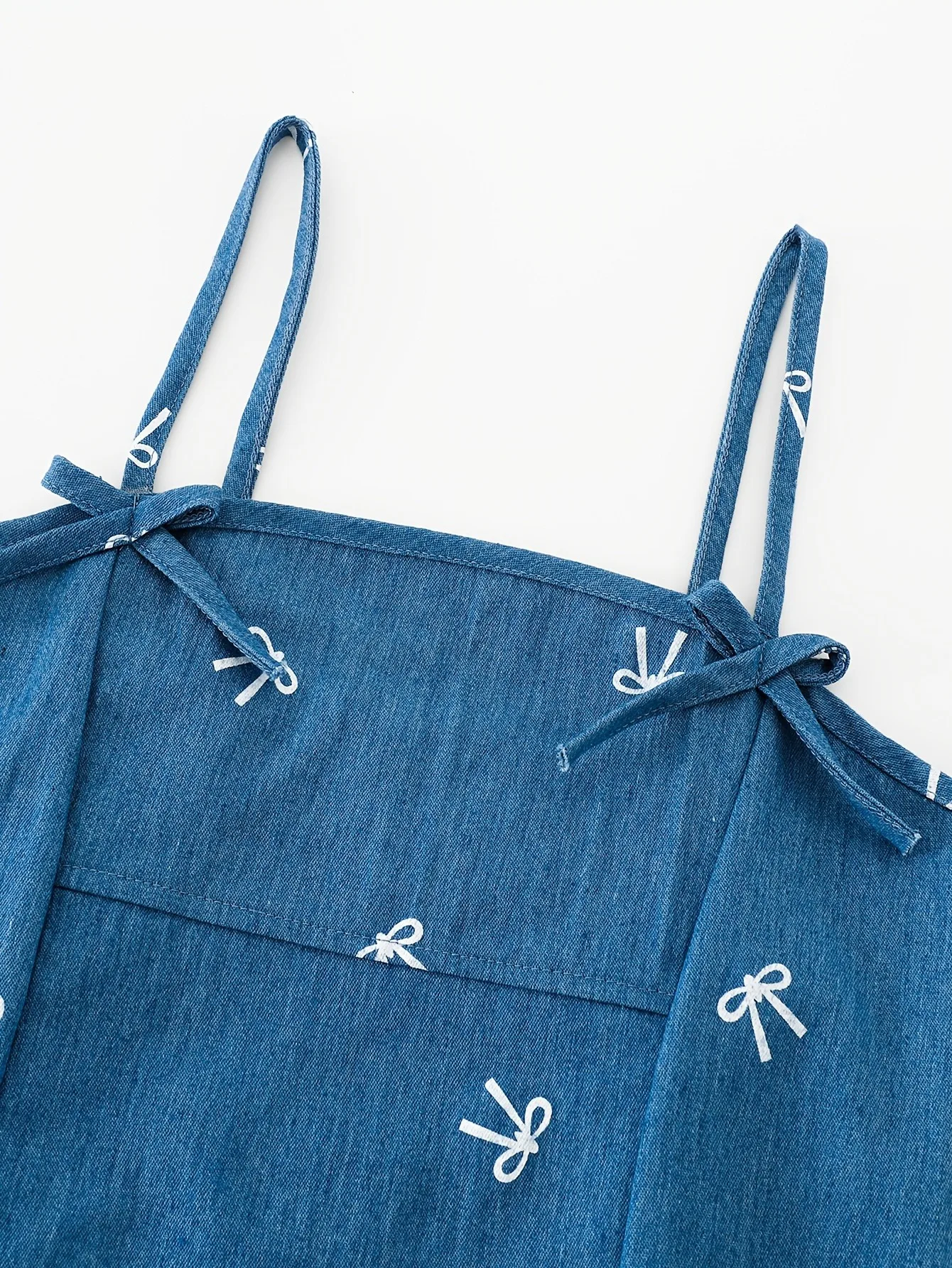 Einteiliges Jeans-Slip-Kleid für Mädchen, quadratischer Spaghettiträger, A-Linien-Mini-Jeanskleid mit 2 Schulterbändern und durchgehender weißer Schleifenstickerei – Detail 5