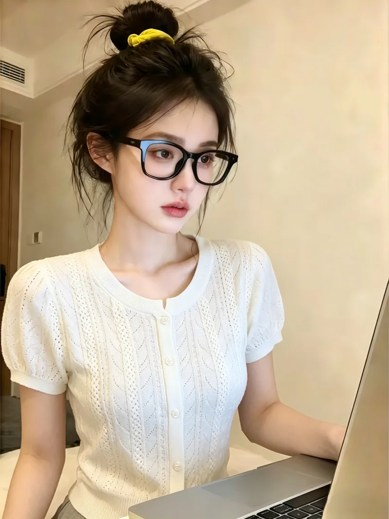 

Unique Beautiful Short Sleeve Knitted Lace Top Women's Summer New Style Self-Preserving Korean Version Straight Cut Silk
