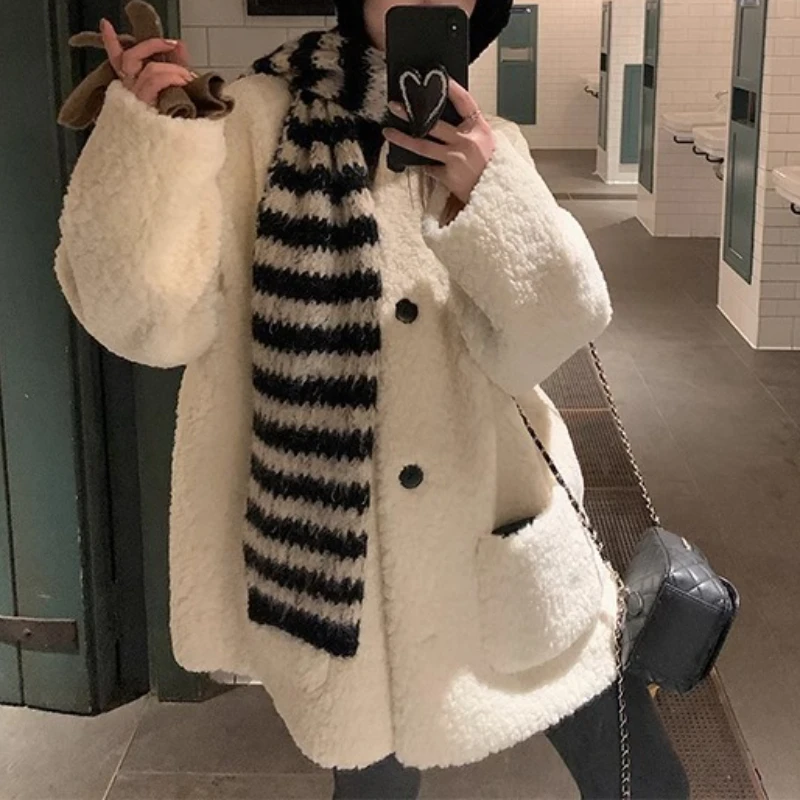 

Lambwool Is Versatile and Good-looking, Autumn and Winter Lambswool Fashion Temperament, Small Fragrance Style White Coat Women