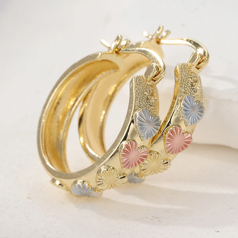Ein Paar exquisite und elegante, handgeschnitzte herzförmige Ohrringe, das perfekte Geschenk für luxuriöse Feiertage und Geburtstage von Damen – Detail 5