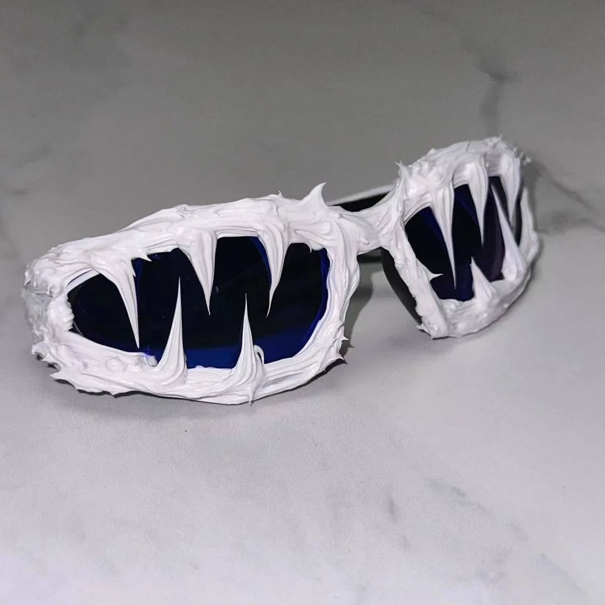 Unisex-Halloween-Dekorbrille, dunkle Serie, Tropfensonnenbrille, Haifischzähne, Avantgarde-Brille – Detail 5