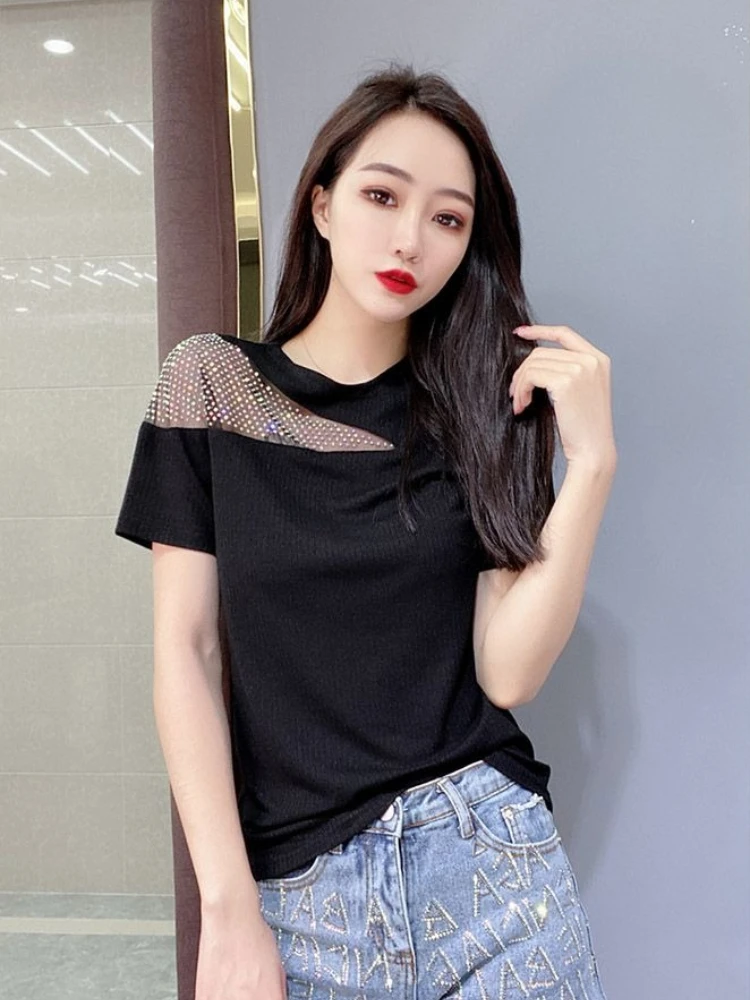 Новинка лета 2026: Женская асимметричная футболка в европейском стиле с открытыми плечами, приталенная, с прозрачными вставками и стразами, с коротким рукавом