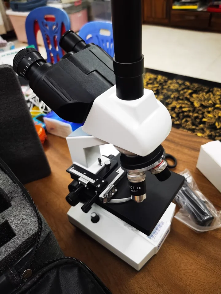 Microscópio de laboratório trinocular 1600X profissional de alta qualidade com câmera para bactérias e análise