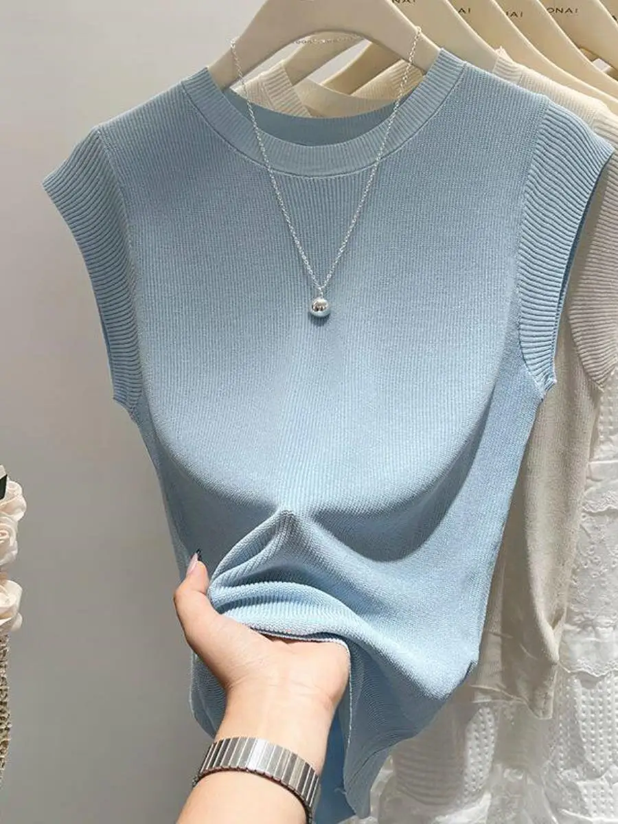 camiseta-feminina-azul-basica-de-manga-curta-em-malha-de-seda-gelada-corte-justo-estilo-empresarial-de-verao-com-lenco-qua