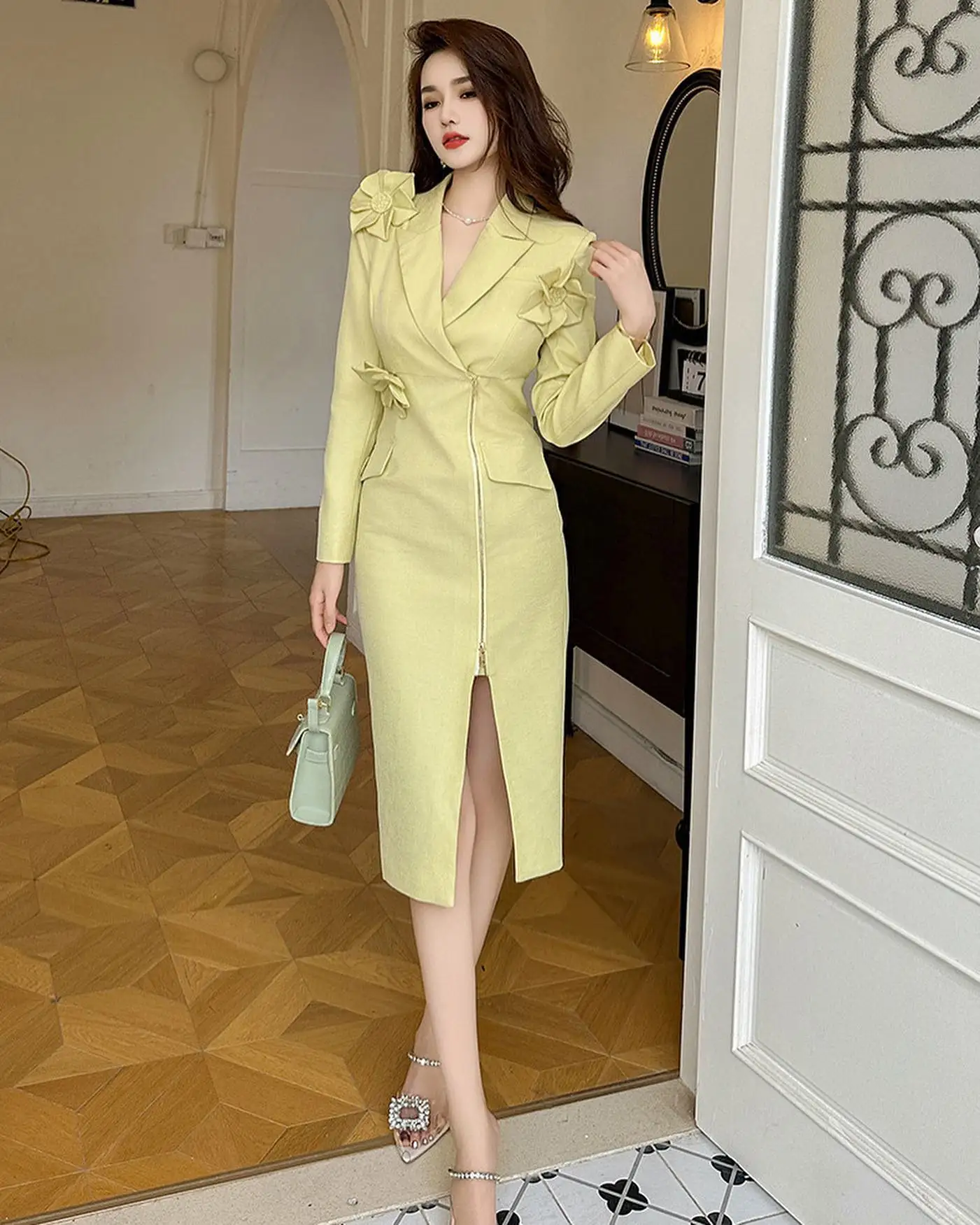 カスタムメイドの気質に合うジャージ素材のストレート3Dフラワーイブニングドレス、高品質ロングスリーブ、Vネック、膝丈、セレブリティガウン