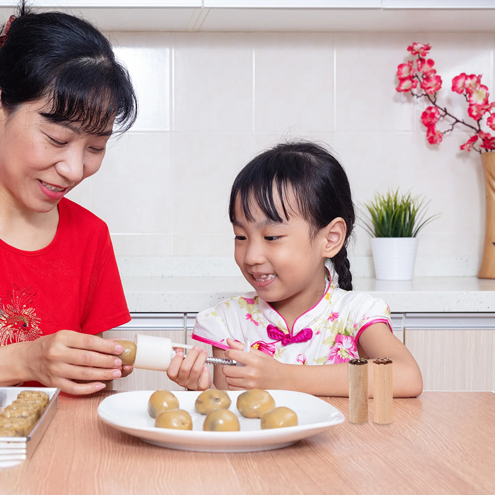 

4Pcs Wooden Moon Cake Stampers Natural Material Baking Tools Exquisite Pattern Dessert Molds Practical Durable