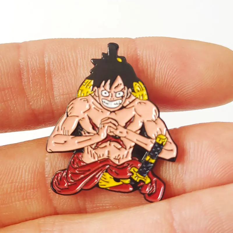 Anime giapponesi One Piece Spille da bavero per zaino Spilla smaltata Uomo Donna Spille Cool Valigetta Distintivi Accessori per gioielli